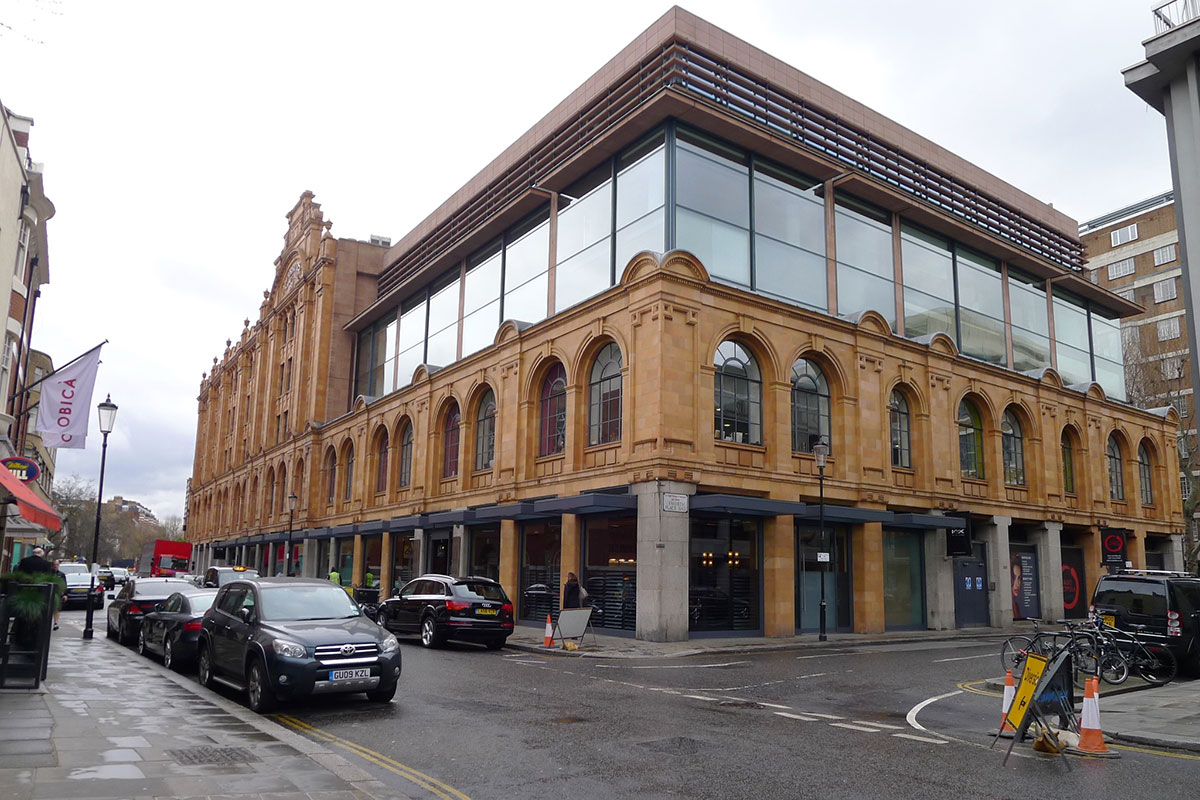 Una trama que enlaza al jefe de los Gendarmes del Vaticano con Harrod’s, Lady Di y el papa Francisco