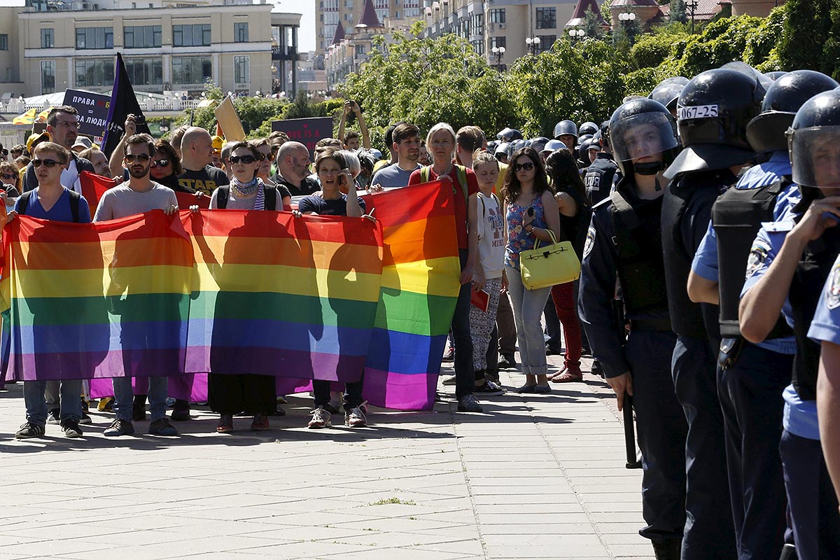 Con críticas a Bullrich, el gobierno derogó el protocolo de detención de personas LGTB+