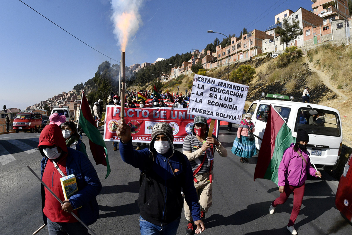 Bolivia: masiva marcha contra el gobierno de facto en pleno colapso del sistema sanitario