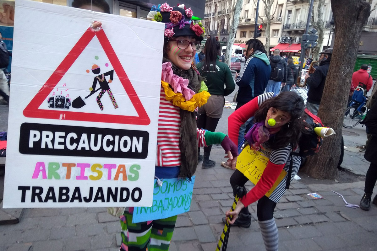 Artistas callejeros en lucha: denuncian censura y persecución ideológica por parte del gobierno porteño
