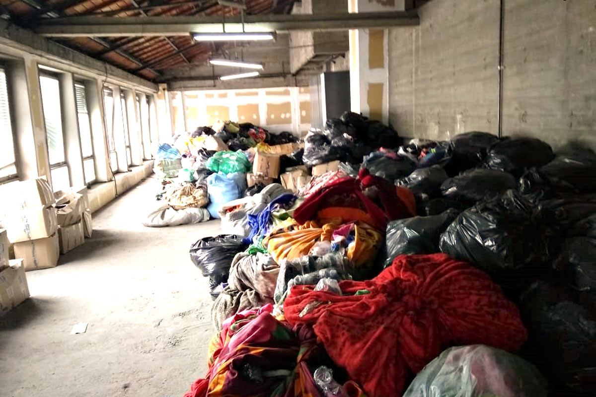 Ropa incautada que iba a ir a asistencia social, abandonada en el Pami