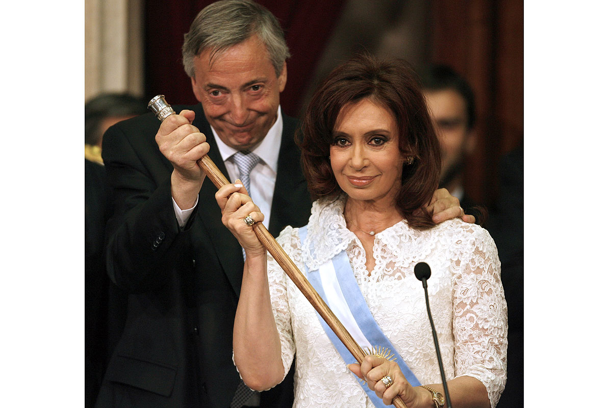 Bonadio dio marcha atrás y le devolverá a CFK los bastones presidenciales secuestrados