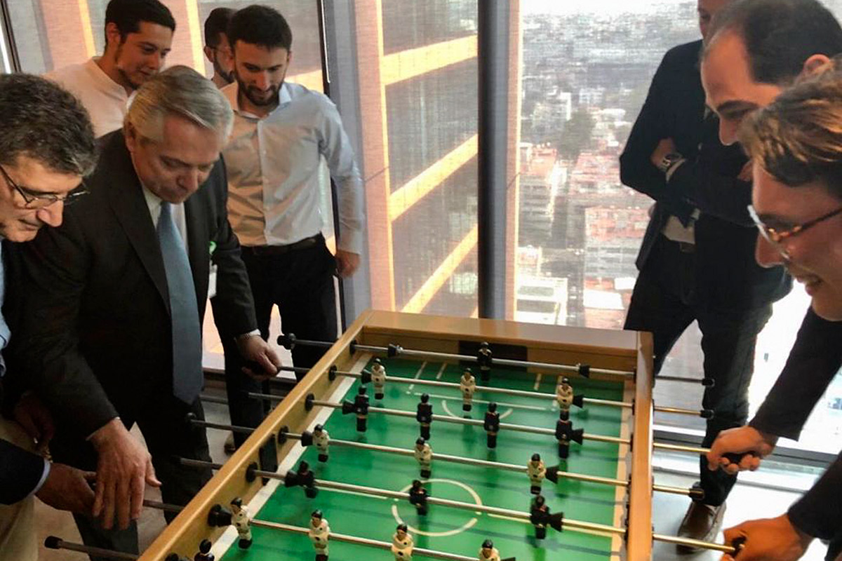 Alberto F. en México: reunión y metegol con un «unicornio» argentino