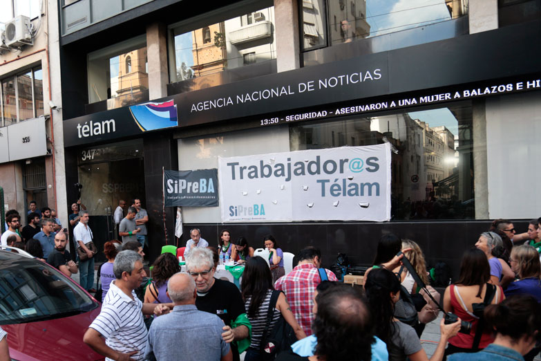 Masiva asamblea en Télam ratifica el paro y la permanencia