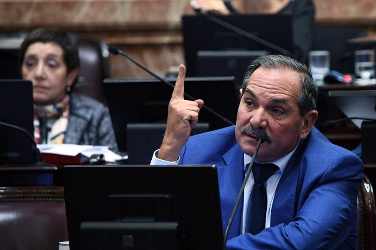 Dos senadores dejan a Pichetto para acercarse a CFK