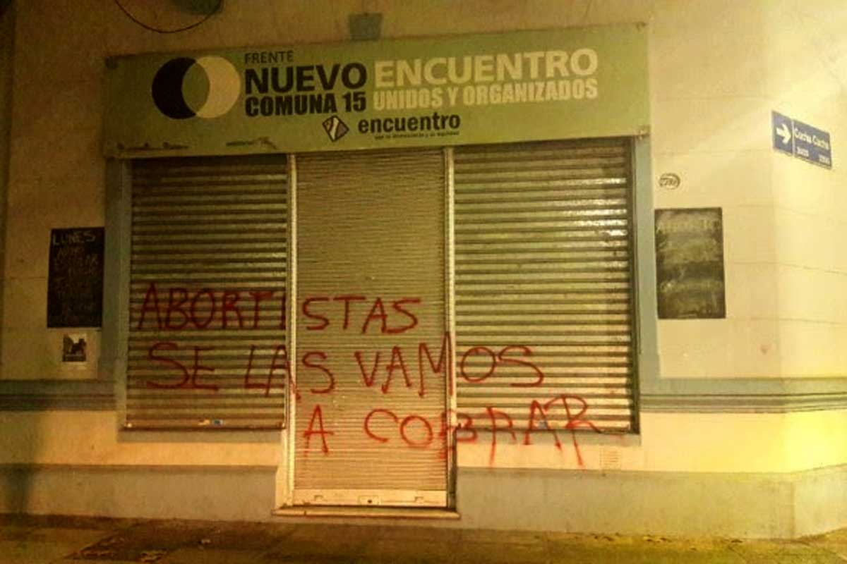 Militantes antiabortistas vandalizan locales de Nuevo Encuentro