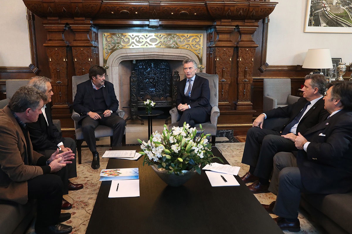 Macri se reunió con la Mesa de Enlace y prometió que no tocará las retenciones
