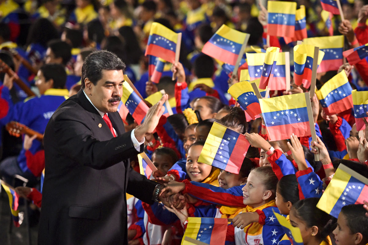 Nicolás Maduro asumió acosado por todos los frentes