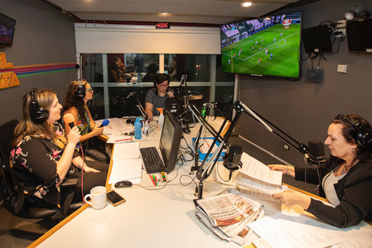 Abran cancha y micrófono: una transmisión radial de fútbol hecha íntegramente por mujeres