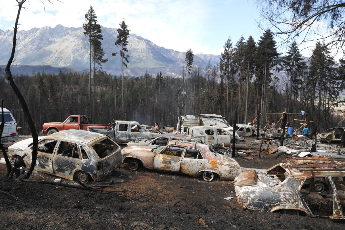 Familias que perdieron sus hogares arrasados por el fuego y tienen que volver a empezar