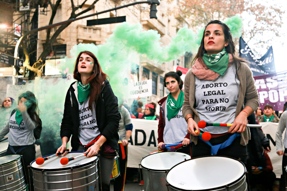 Ofensiva de sectores conservadores contra  los pañuelos verdes