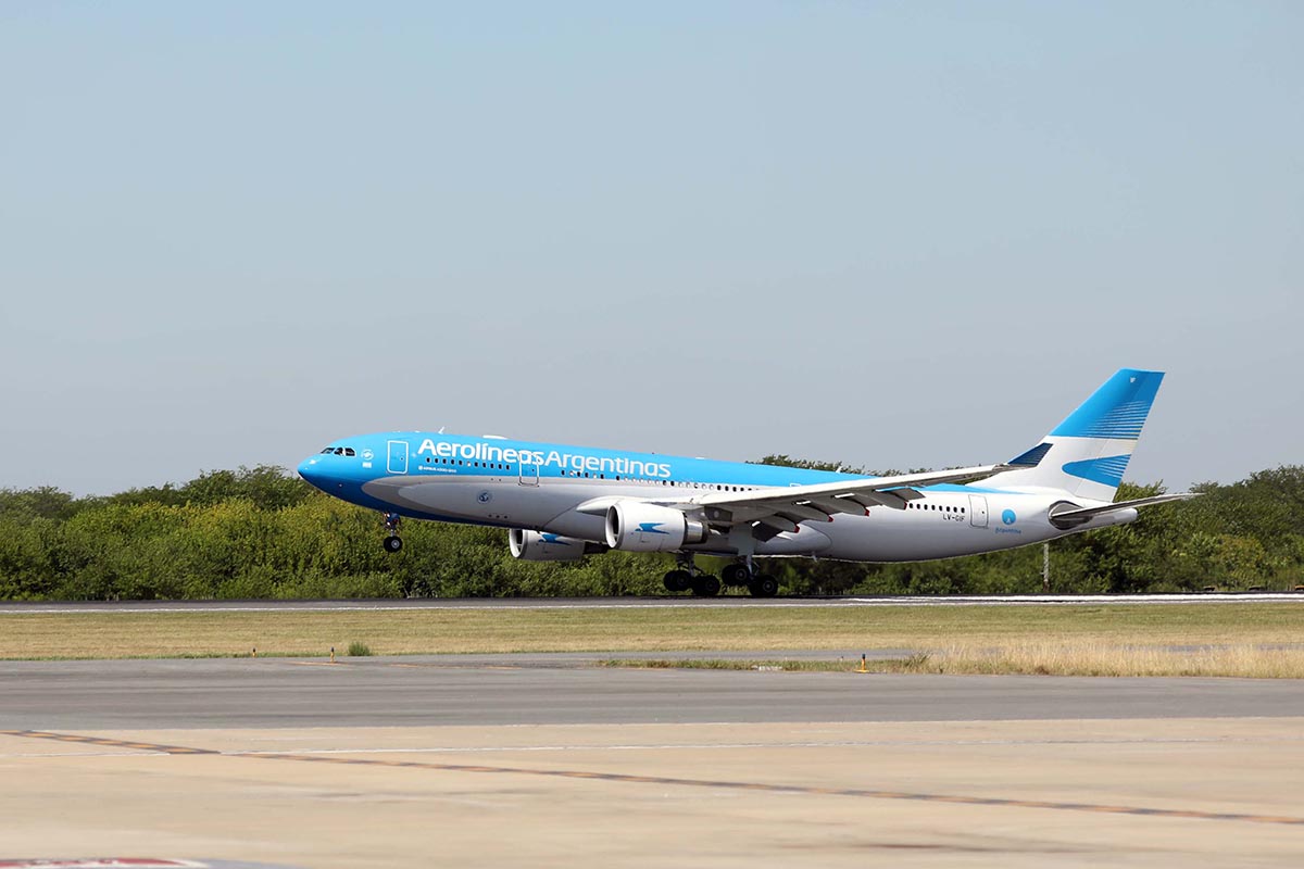 Luego de quince horas de vuelo, aterrizó el avión que traerá las segundas dosis de vacunas