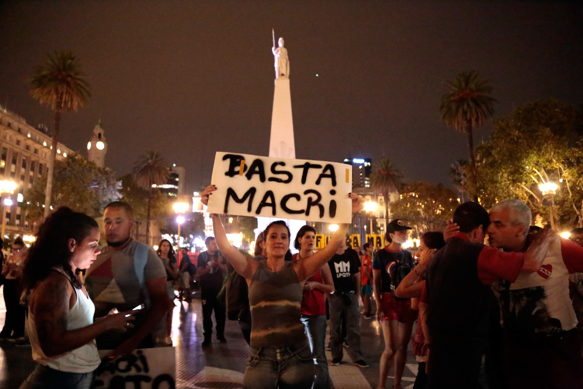El ruidazo contra el aumento de las tarifas llegó a la Plaza de Mayo con una multitud