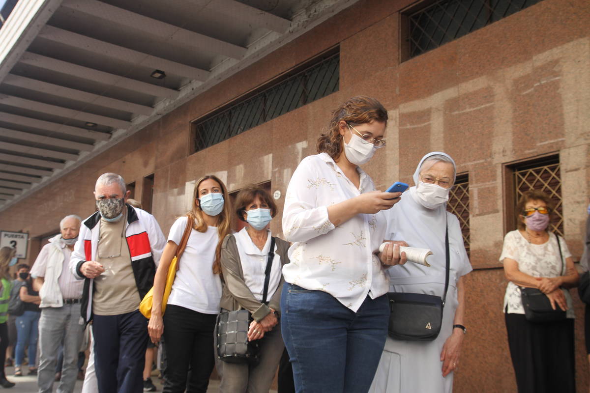 Denunciaron a Quiros y a Larreta por la aglomeración de gente en los centros de vacunación