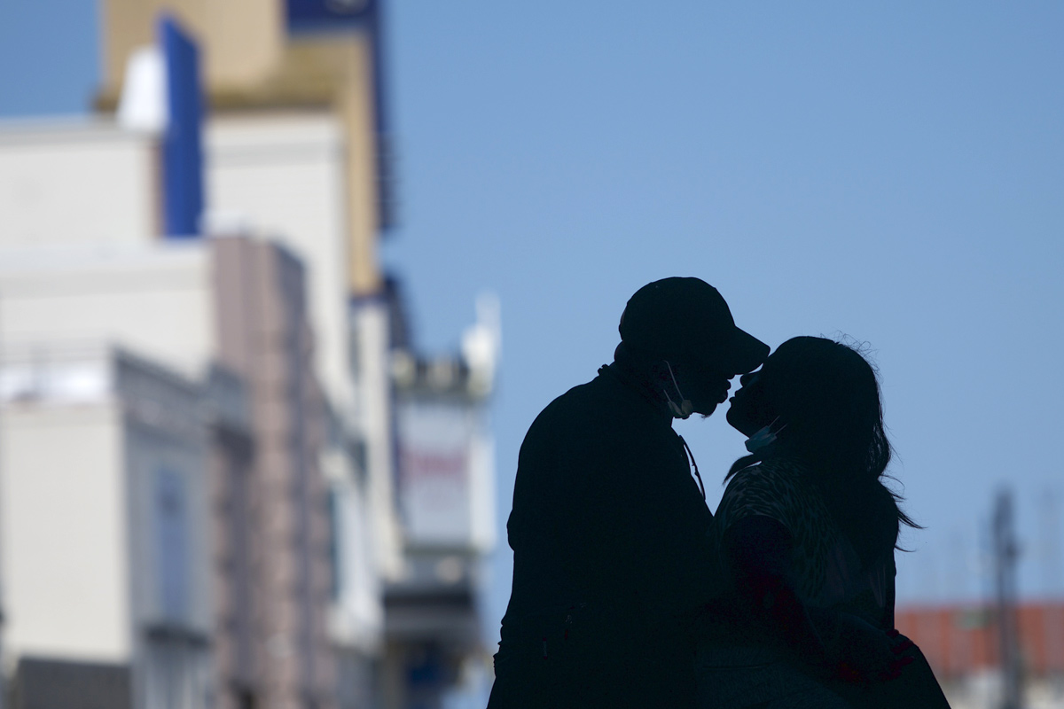 Sin vacuna, la OMS dice que los besos y los abrazos tendrán que esperar