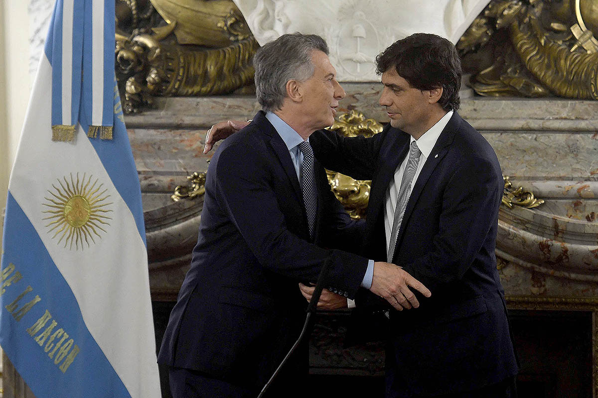 Macri oficializó dos de sus medidas electorales: reducción de aportes y bono para estatales y militares