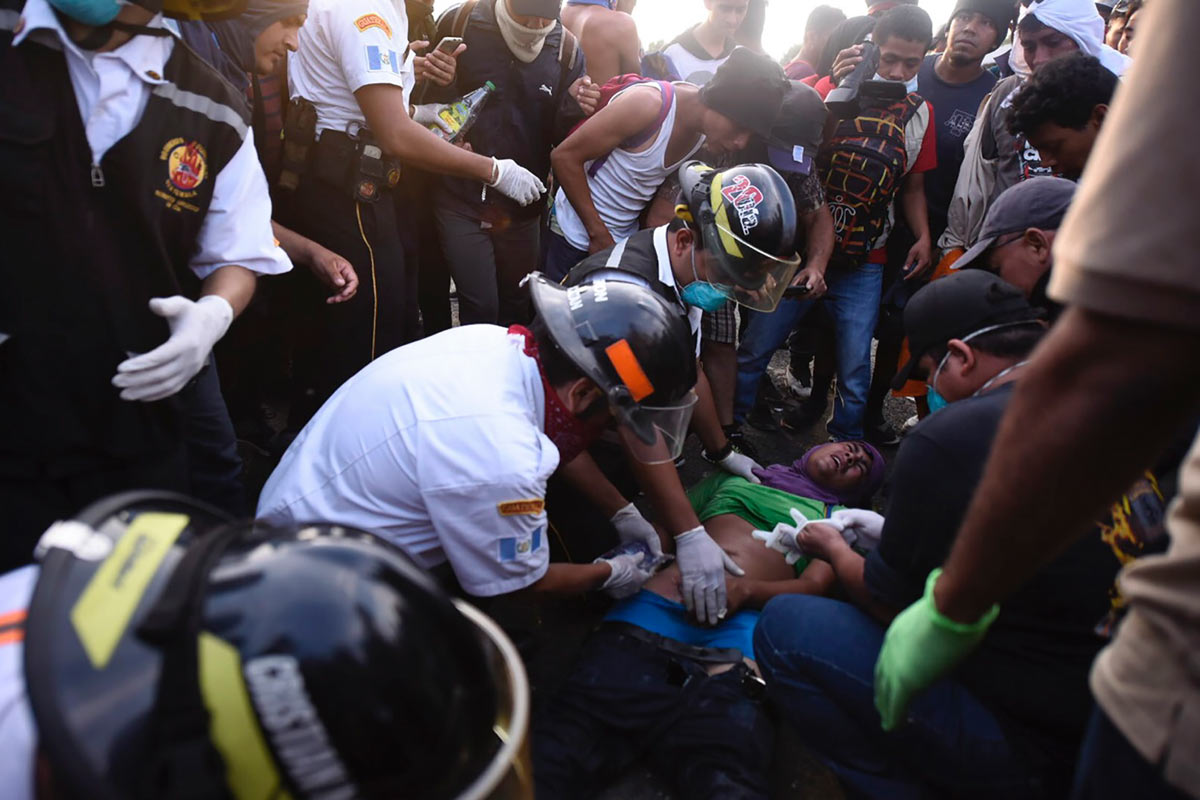 La policía mexicana reprime a la caravana de migrantes y mata a un hondureño