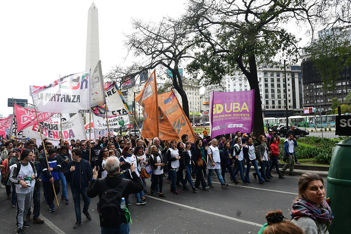 Paro docente con marcha hacia la Casa de Chubut