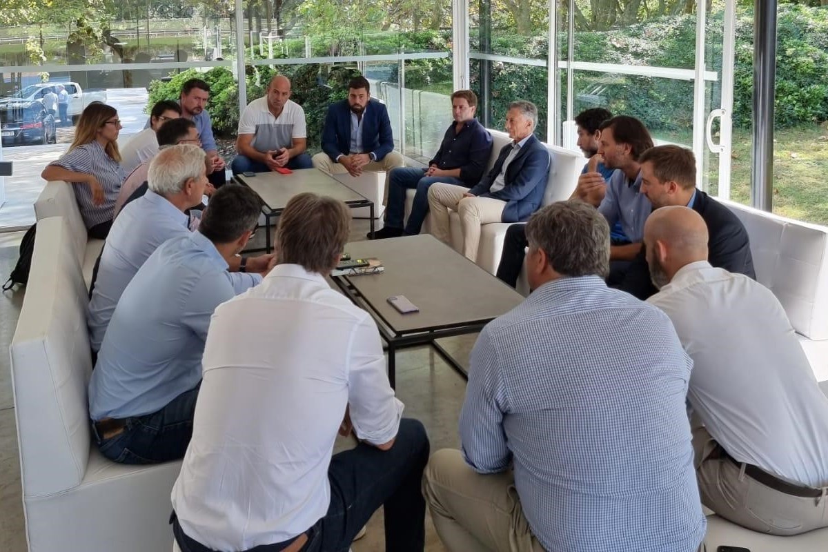 Macri deberá aislarse tras una reunión sin barbijos ni distanciamiento social