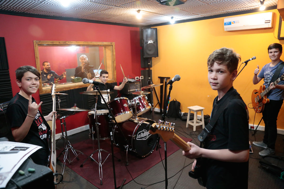 EscaLópez, la banda de adolescentes que eligen el rock en tiempos de trap