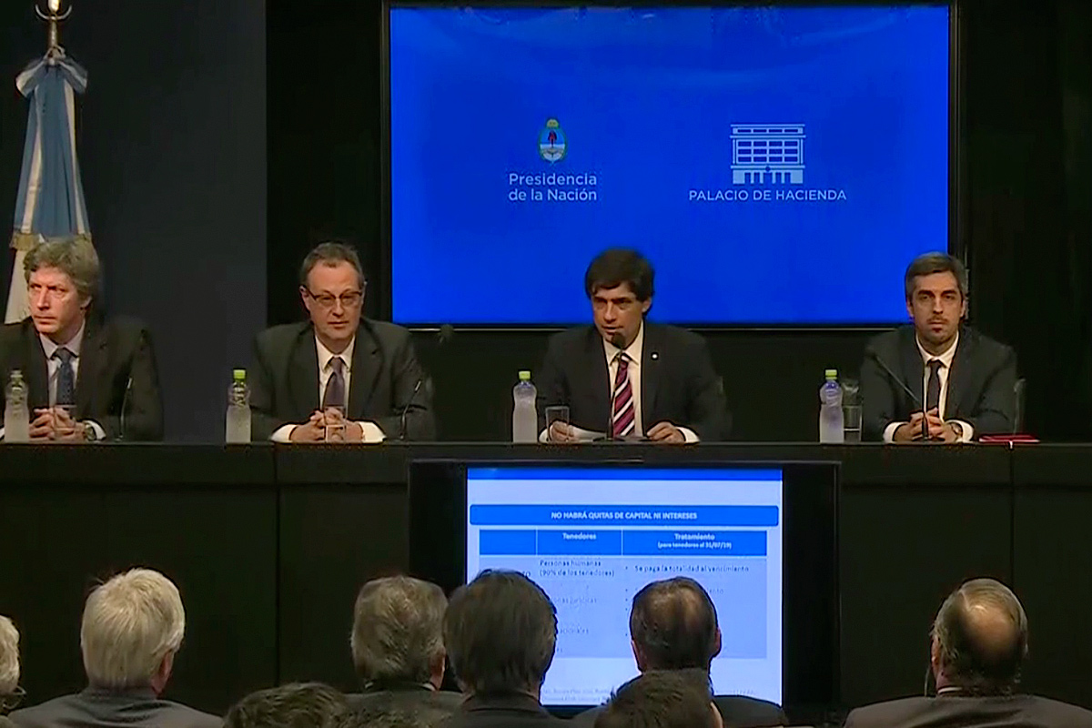 El gobierno anunció una reestructuración de la deuda con privados y el FMI