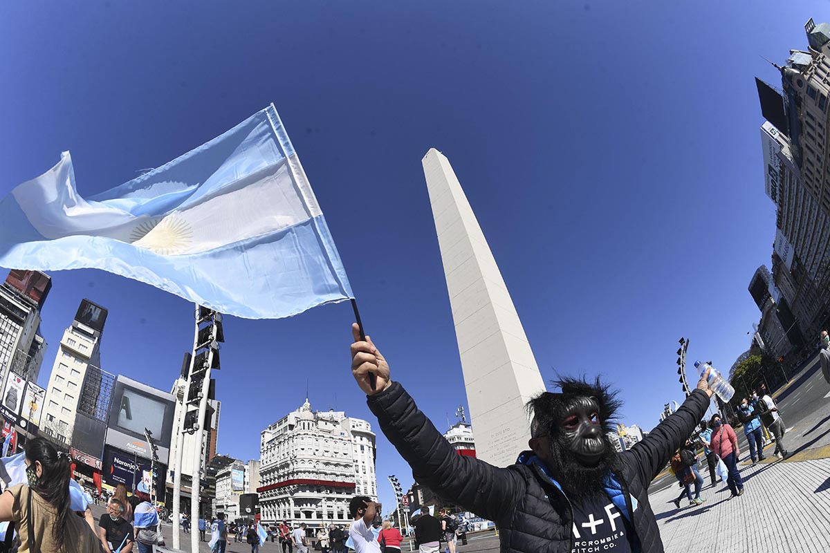 Banderazo opositor en el centro de CABA contra las políticas del Gobierno