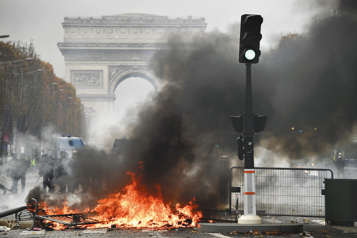 Los chalecos amarillos toman París en otra jornada violenta