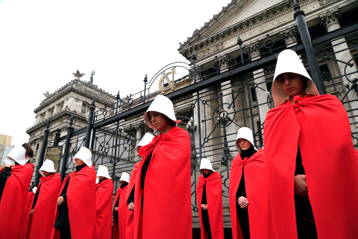 Un reclamo con toque iconográfico: ‘El cuento de la criada’ llegó al Congreso