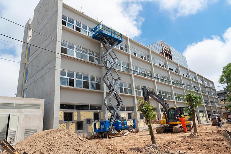 Más de 400 chicos se quedaron sin clases por un caño roto en «la escuela de cartón» de CABA