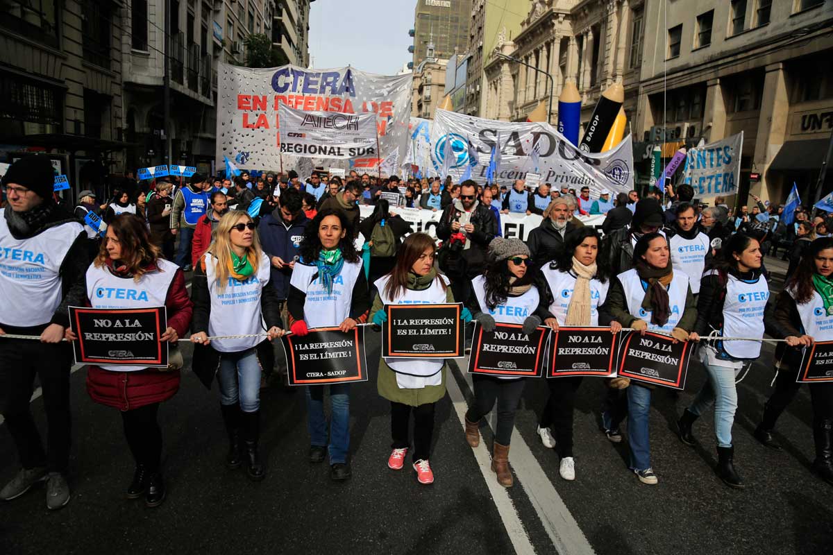 Masiva marcha de los docentes contra la represión en Chubut y por las paritarias