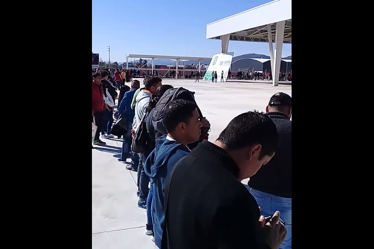 Jóvenes salteños pasan la noche en la puerta de un almacén a las espera de un empleo