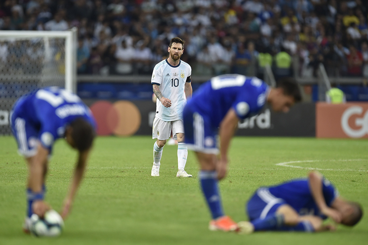 Por el VAR y Armani, Argentina rescató un empate y sigue en problemas