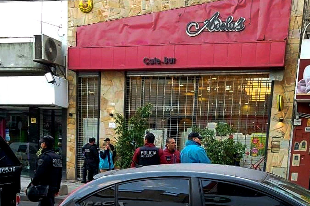 La policía desalojó a los trabajadores del bar Adela’s en Villa del Parque