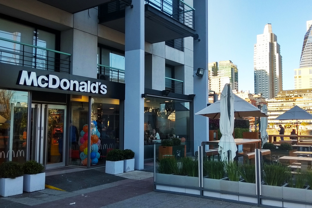 Denuncian que McDonald’s obliga a trabajar a empleados enfermos de Covid