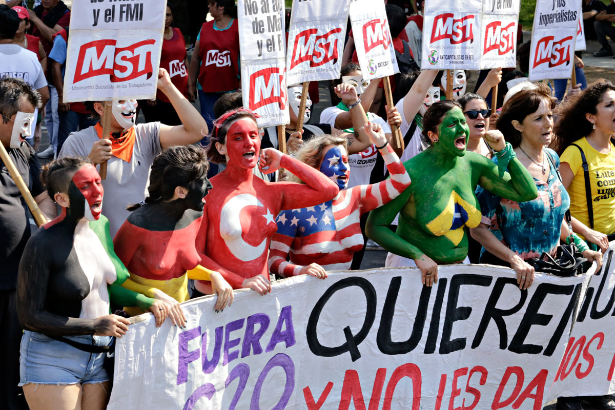 Una protesta masiva sin incidentes a pesar de las provocaciones policiales