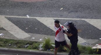 La policía desalojó violentamente a los hinchas de River que festejaban en el Obelisco