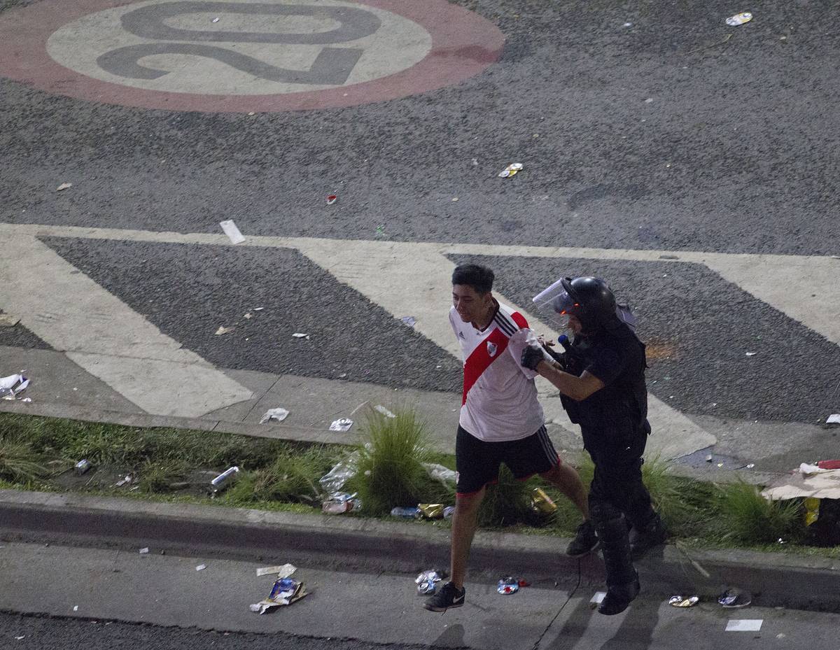 La policía desalojó violentamente a los hinchas de River que festejaban en el Obelisco
