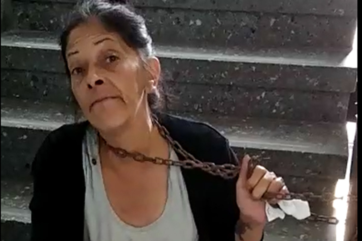 La madre de un preso lastimado en un penal, se encadenó en un juzgado de San Martín para que su hijo sea asistido