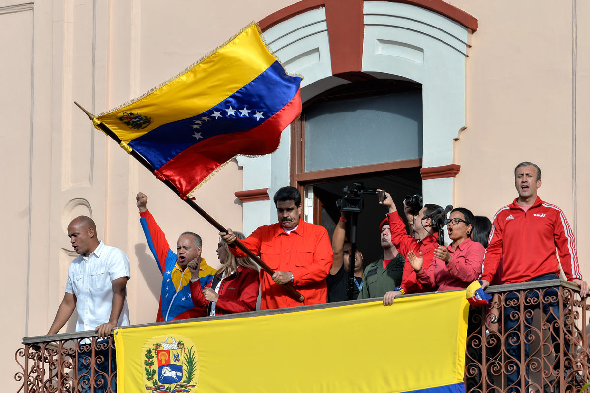 Maduro resiste el derrocamiento  que acelera Trump