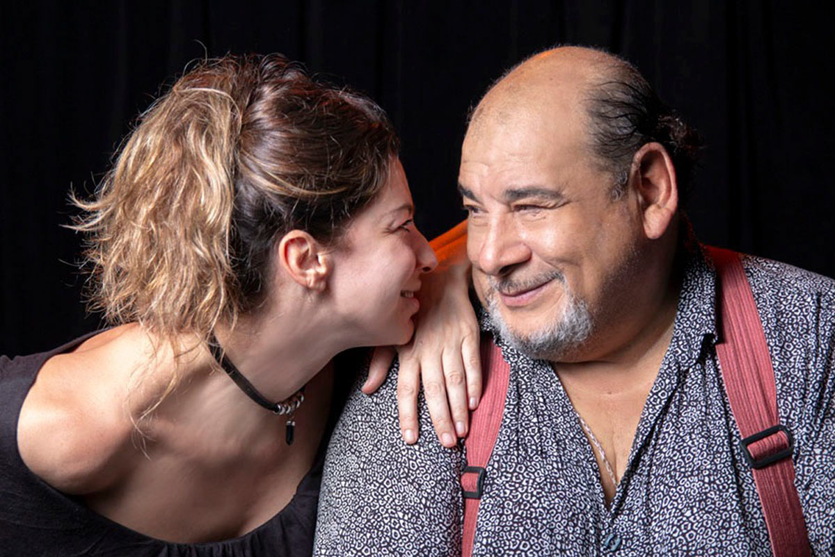 Dos velas: una comedia donde viven las sutilezas y el humor kitsch