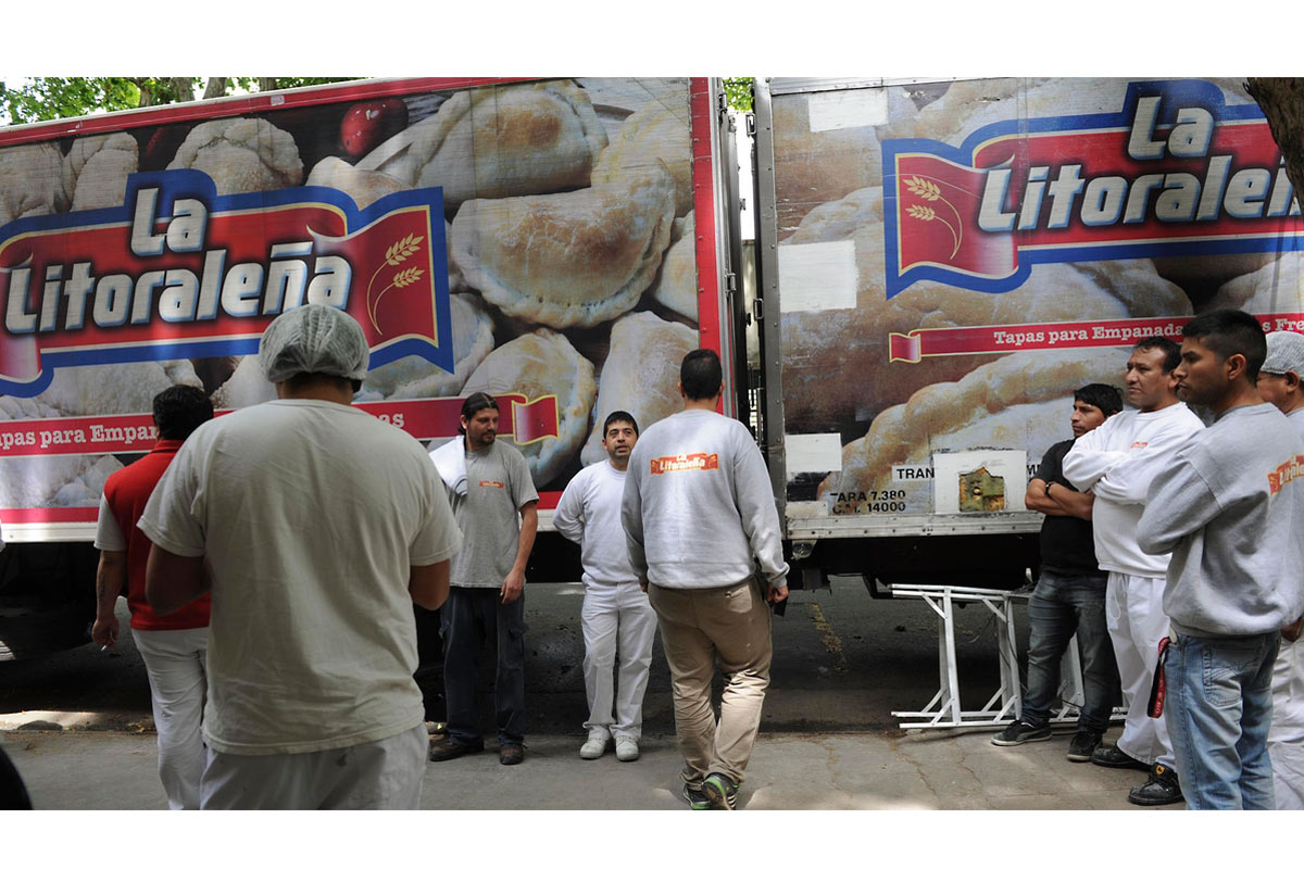 Los trabajadores de La Litoraleña lograron frenar el remate pero continúan en alerta