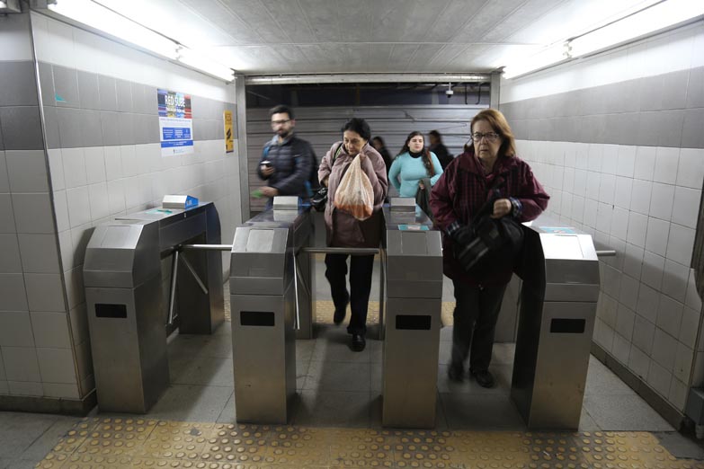 Metrodelegados levantaron los molinetes del subte B en la estación Lacroze