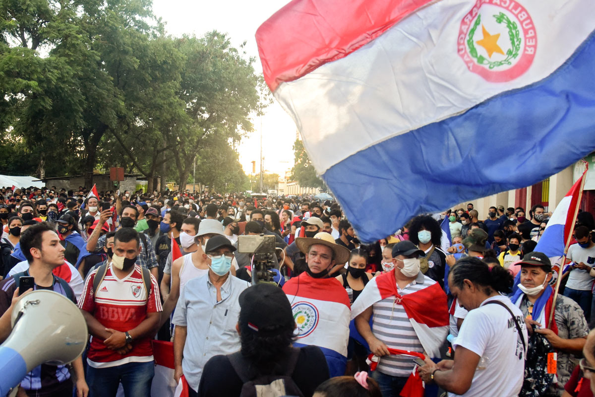 Reprimen masiva protesta en Paraguay