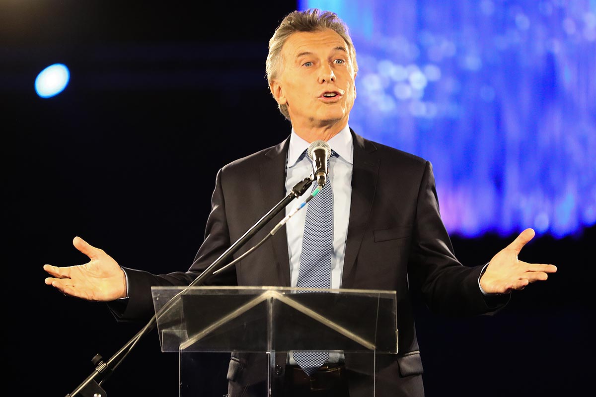 Antes de recibir a los empresarios, Macri firmó un DNU de lealtad comercial