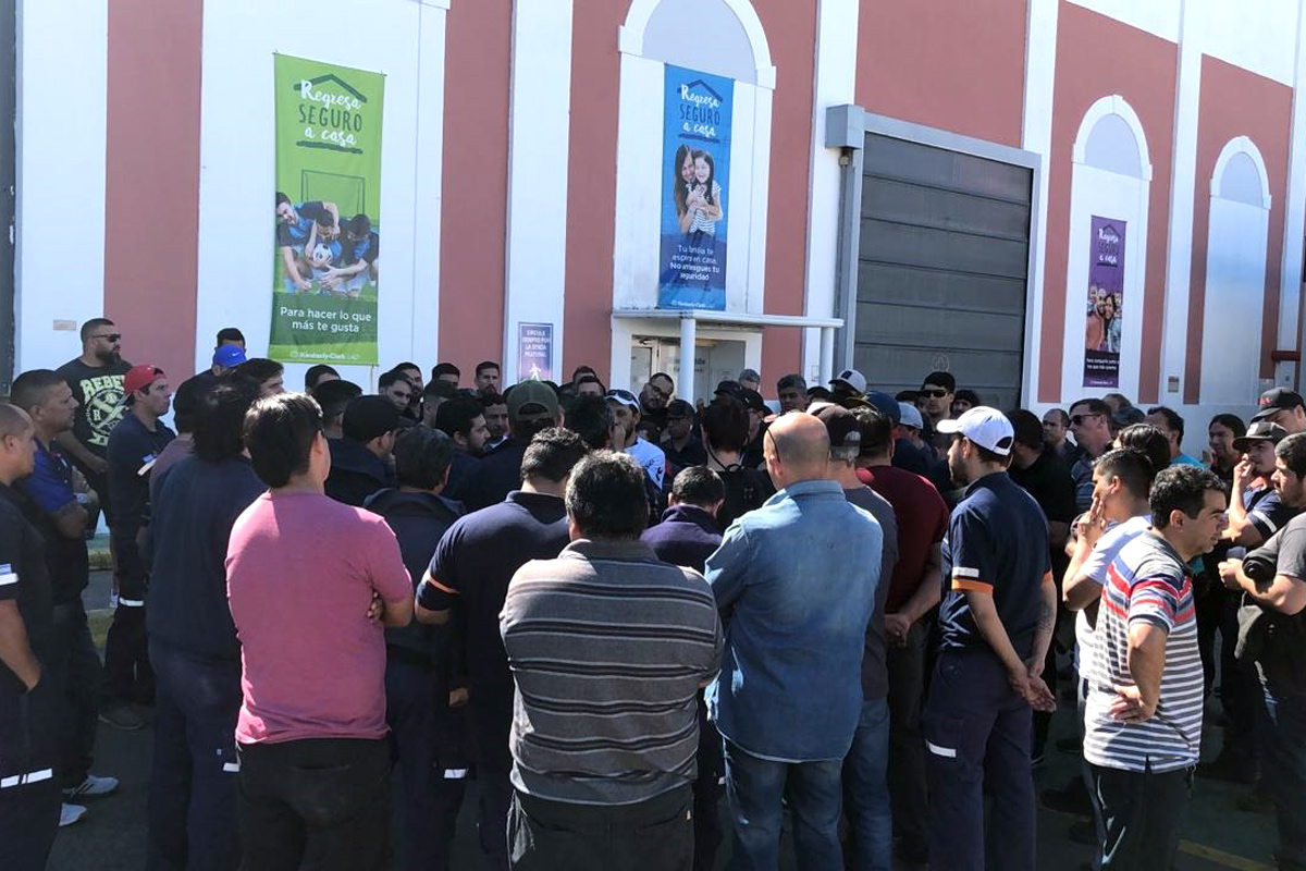 Cierre y despidos: Los trabajadores de Kimberly Clark toman la planta de Bernal
