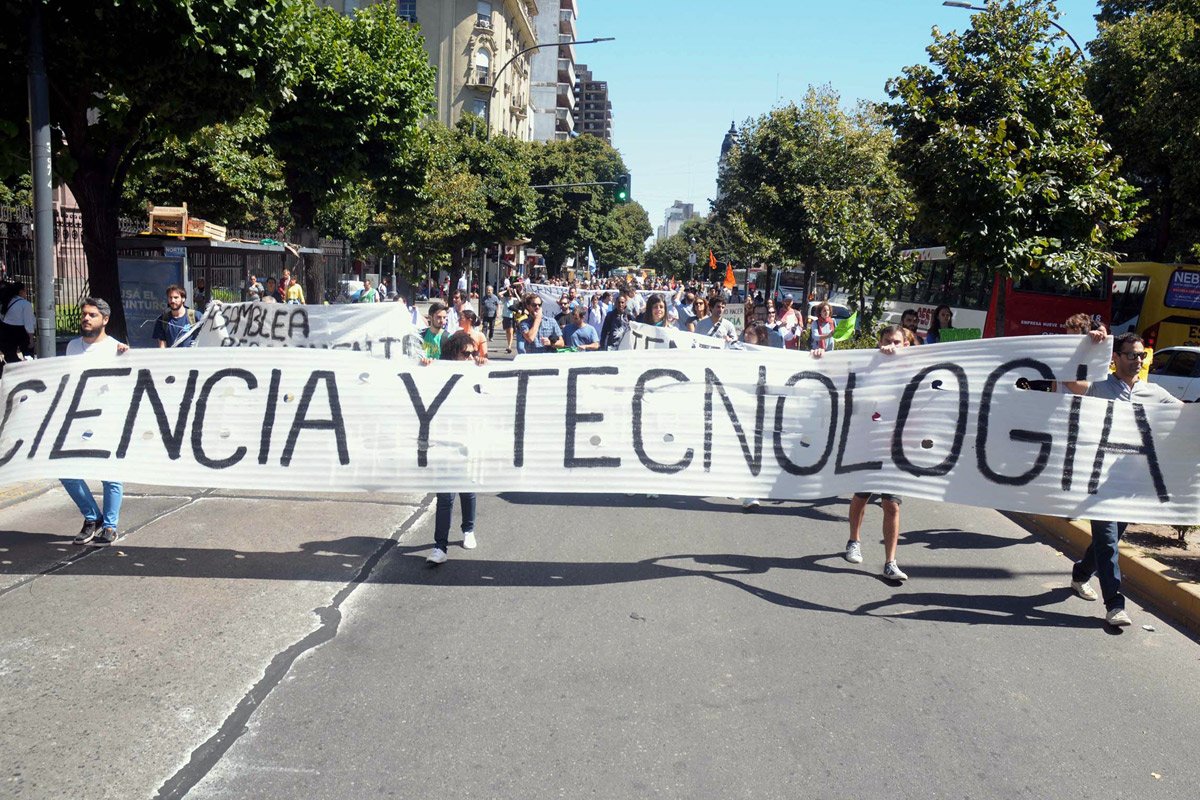 Marcha de científicos del Conicet por más fondos y nombramientos