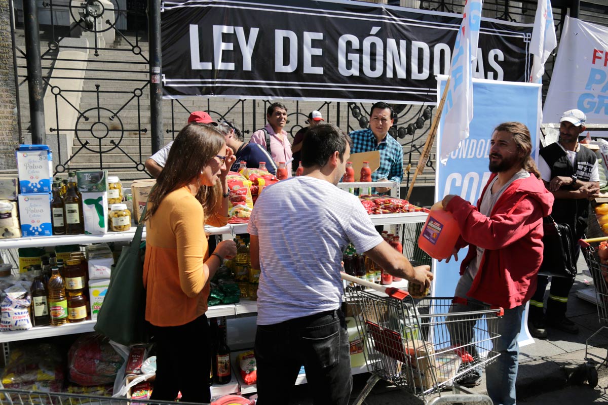 «Gondolazo» contra la suba de precios  frente al Congreso