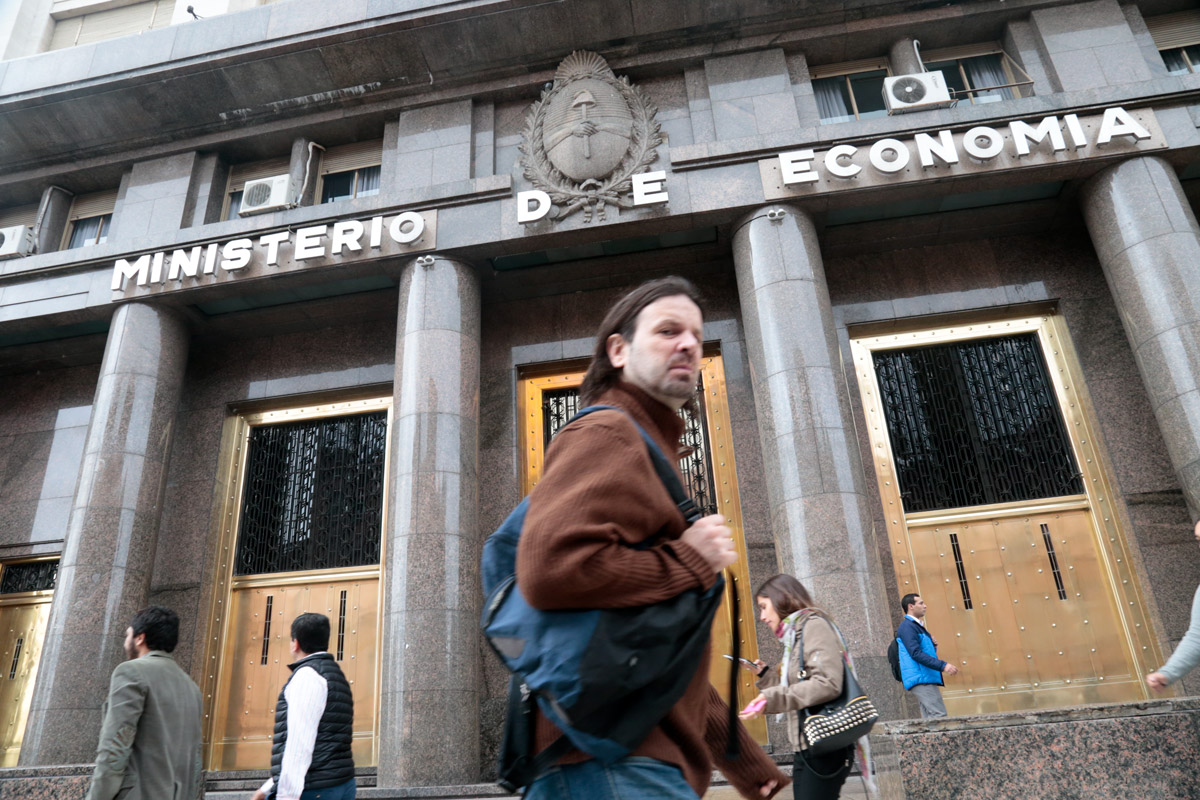 El Ministerio de Economía asegura que el dólar quedará fijo hasta el 15 de noviembre