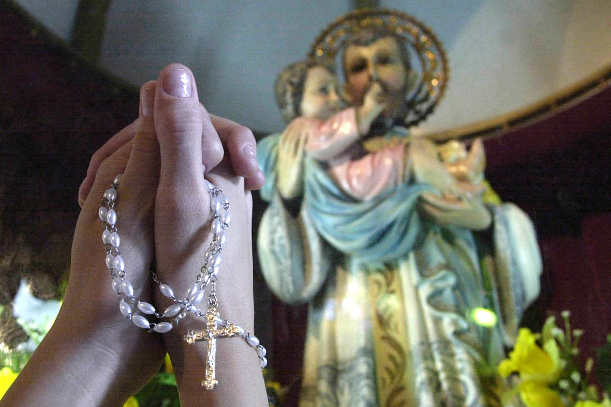 Mientras el lobby católico exige la vuelta de las misas, San Cayetano les habla a los fieles online