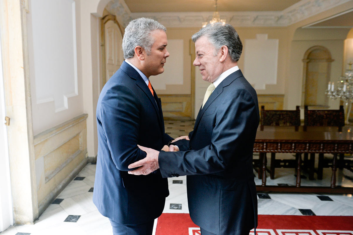 Santos entrega un país en guerra pese a los acuerdos de paz